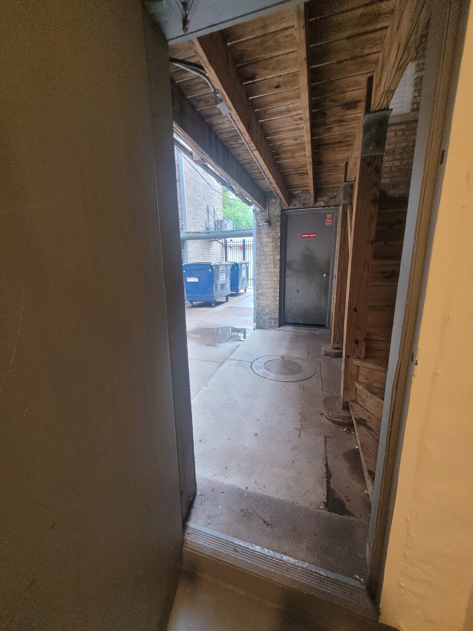 Building Photo - 6708 N Hermitage Ave