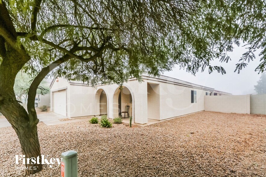 Building Photo - 8338 W Hughes Dr