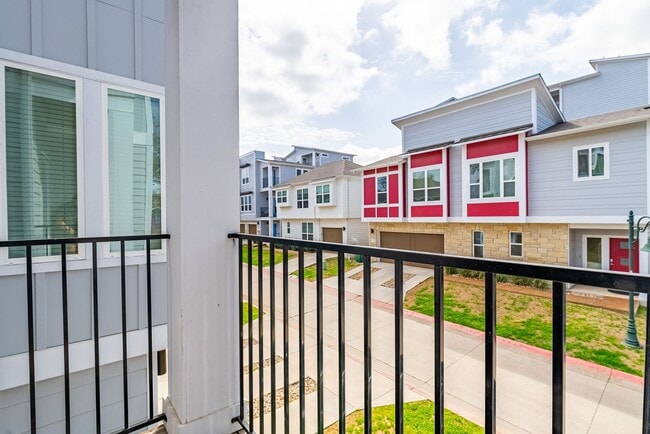 Building Photo - Beautiful 2 bedroom, 2.5 bathroom home in South East Austin!!!