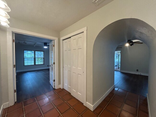 Building Photo - STUNNING 4BR/2BA Home with PRIVATE POOL & ...