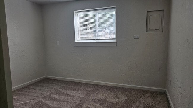 Building Photo - 4 Bedroom Bench Home Fully Remodeled