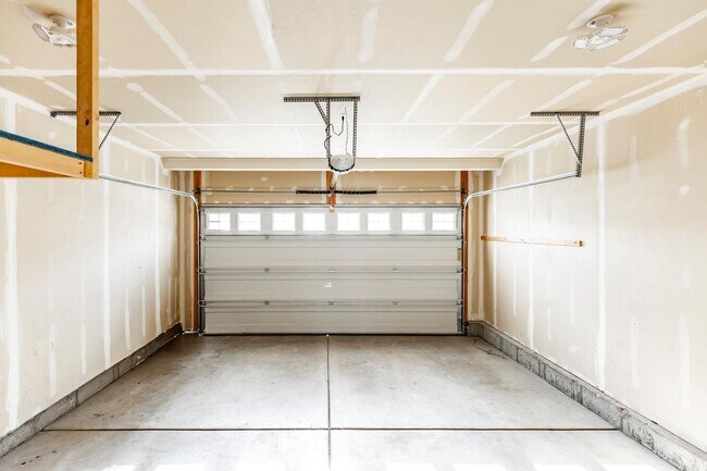 Building Photo - Comfort Meets Convenience in This Herriman...