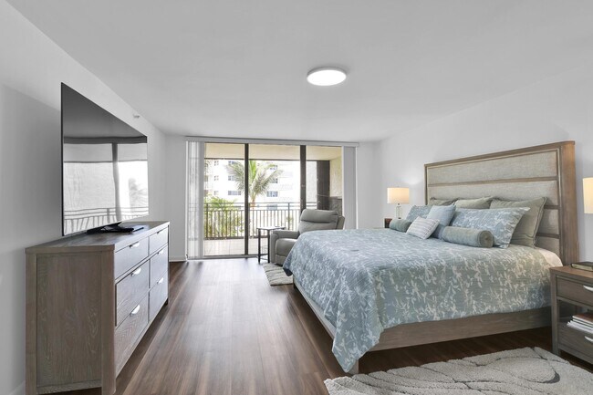 Building Photo - 1167 Hillsboro Mile