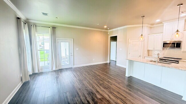 Building Photo - "Charming 3-Bed Townhouse Retreat with 2.5...