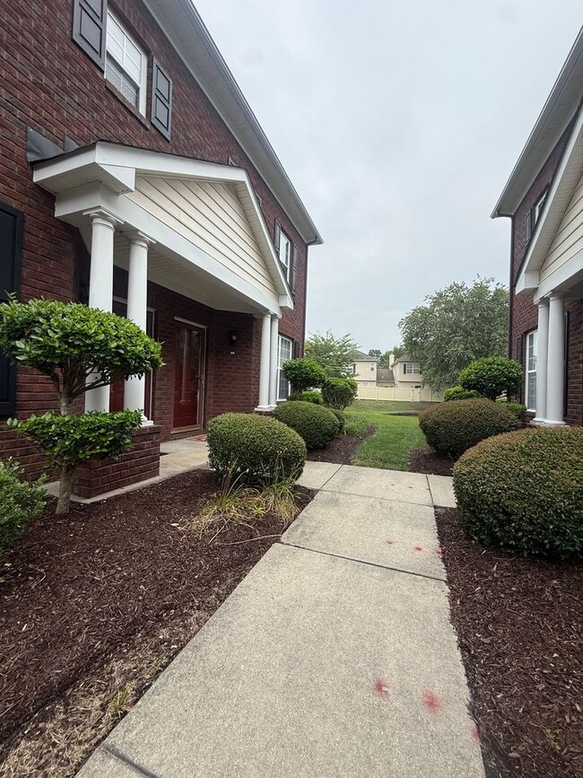 Building Photo - Lovely 2 Bedroom 2.5 Bathroom Located in V...