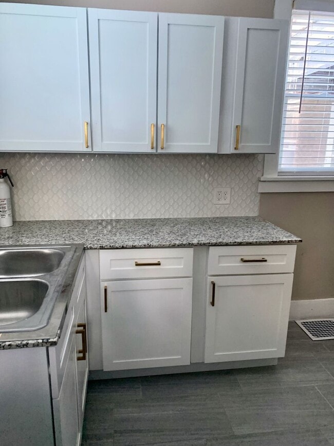 Building Photo - *** Charming Dormont Duplex Three Bedroom * Walk to Shops and the T * Pet Friendly * Private Porc...