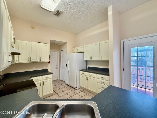 Building Photo - 2418 Hydrangea St