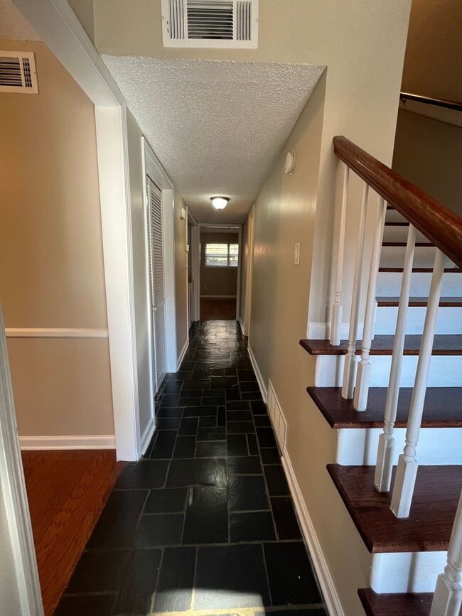 Building Photo - 3br/3ba Condo Located in Jamestown. Commun...