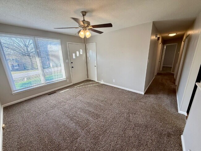 Building Photo - 1322 Shady Lawn Dr