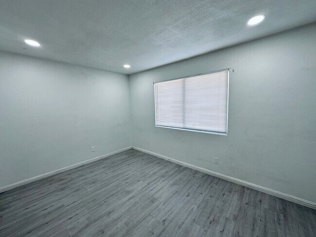 Building Photo - 4225 Stewart Ave