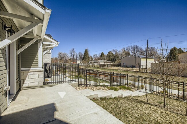 Building Photo - Beautiful SW Longmont Townhome