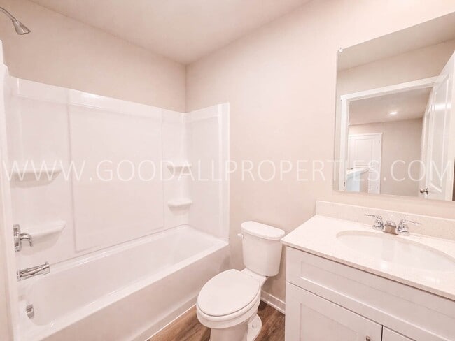 Building Photo - 1047 Daisy Ln