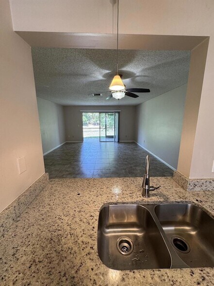 Building Photo - 1403 Lakeview Dr E