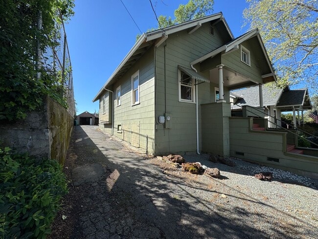 Building Photo - 2 Story home close to downtown