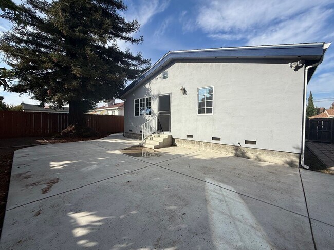 Building Photo - Nice and bright detached single-family res...