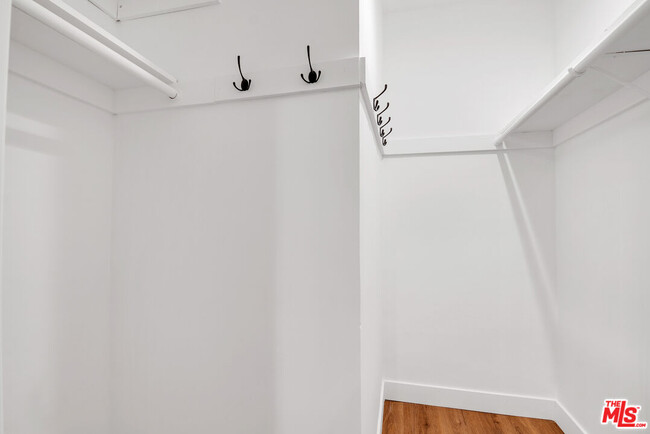 Building Photo - 950 Havenhurst Dr