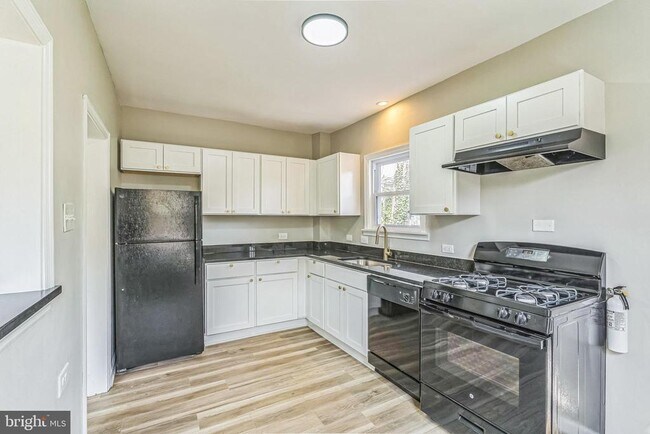Building Photo - 557 9th Ave