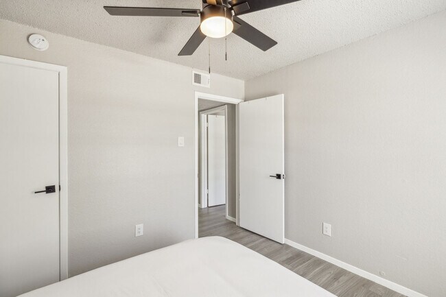 Building Photo - 2525 Thomason Cir