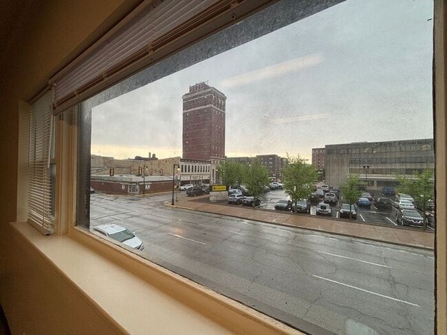 Building Photo - Apartment in the heart of Downtown!