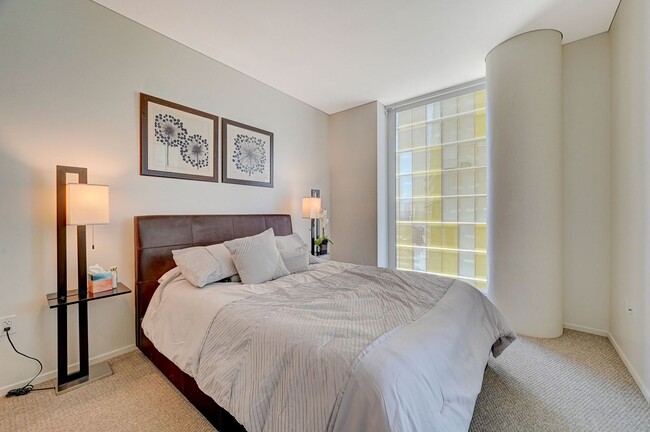 Building Photo - Veer Towers 2010E- Stunning Strip/City Views from this 1bd/1ba, Fully Furnished Residence