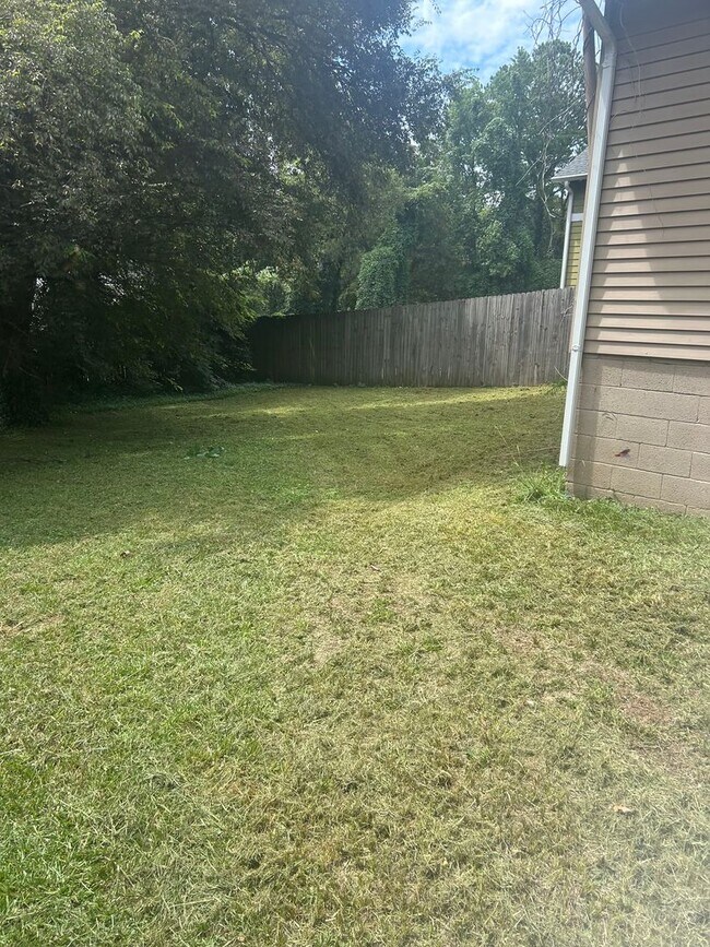 Building Photo - 3bd/1ba w/ Side Porch and Fully Fenced In Backyard!