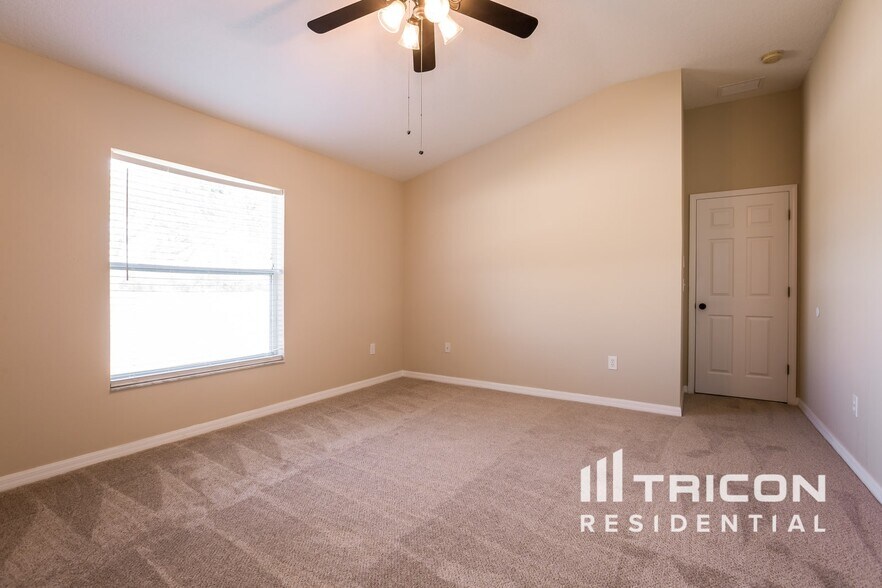 Building Photo - 2233 Roanoke Springs Dr