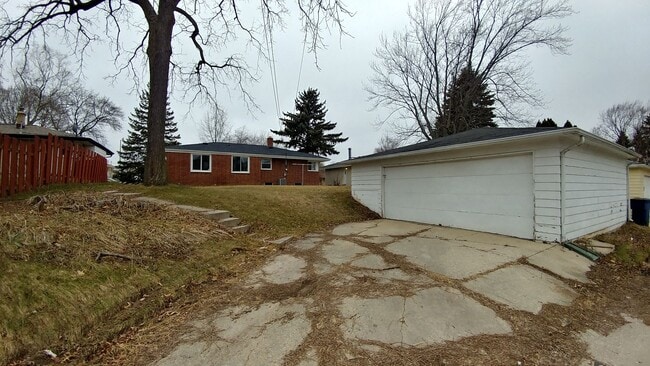 Building Photo - 3 Bedrooom Home Located in the Heart of We...