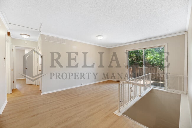 Building Photo - 2202 S White Oak Dr