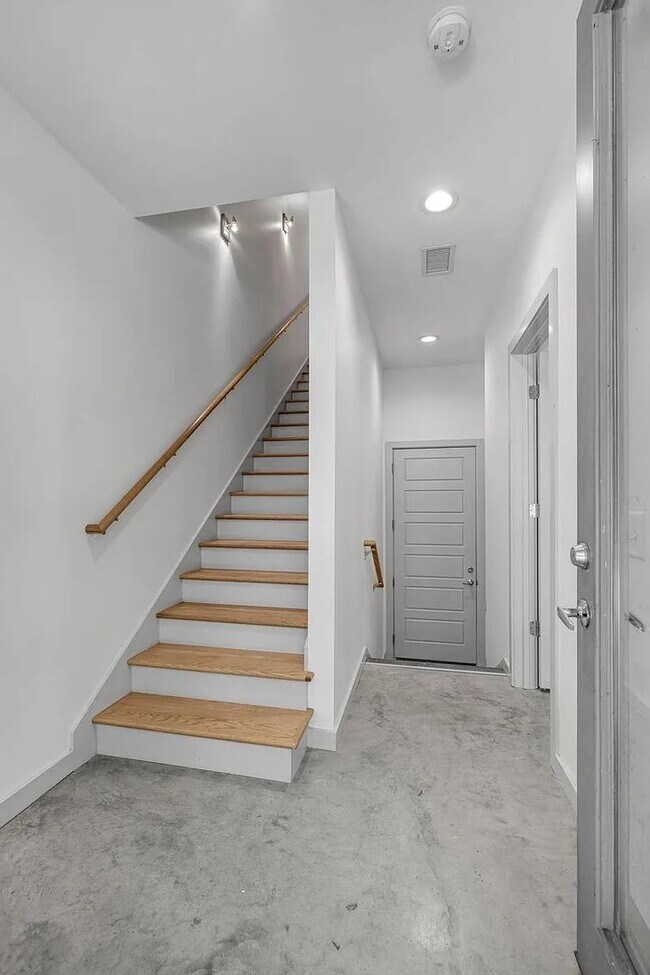 Building Photo - Great condo in East Nashville off Gallatin...