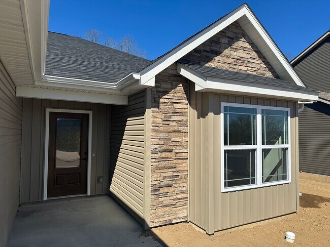 Building Photo - BRAND NEW 3 Bed 2 Bath in WAYNESVILLE - FOR RENT