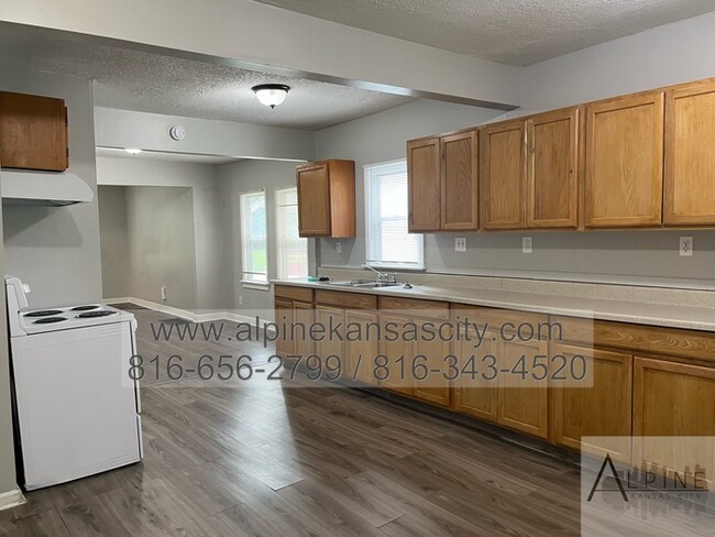 Building Photo - Spacious Upstairs Loft with Bathroom!