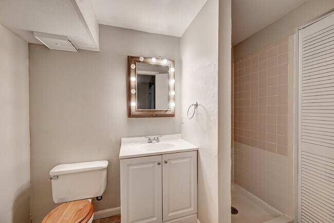 Building Photo - $2,495 2 Bed, 2 Bath Townhome in Aurora wi...