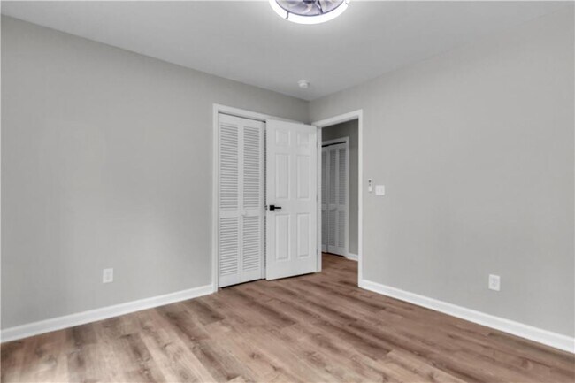 Building Photo - 4497 Glenforest Dr NE