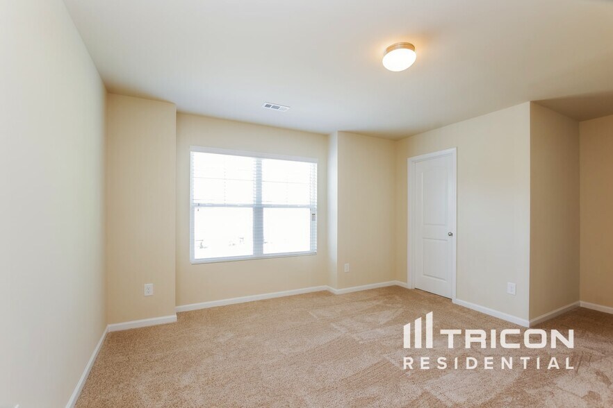 Building Photo - 2058 Aragon Lane