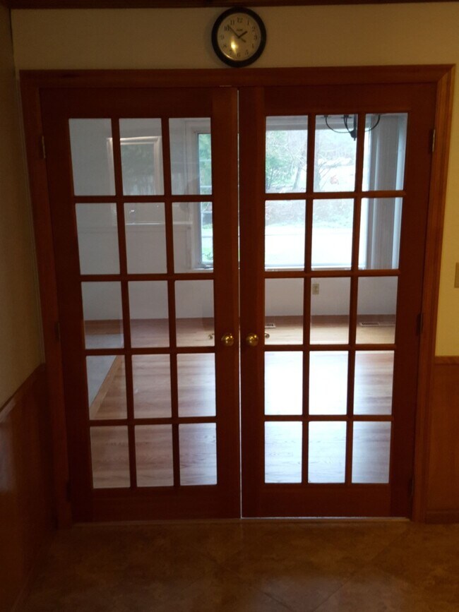 Building Photo - University Place 2bd 2bth, with bonus/office, $2,995 includes yard care and utilities other than ...