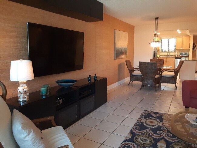 Building Photo - Seasonal/short term ONLY  Nicely renovated 2/2 condo across the street from LIDO BEACH!