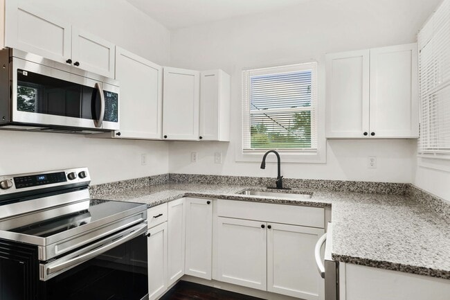 Building Photo - Charming 3-Bedroom Home with Spacious Layo...
