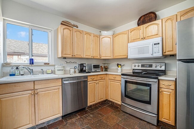 Building Photo - Updated 2 Bed | 1.5 Bath Upper Duplex Near...