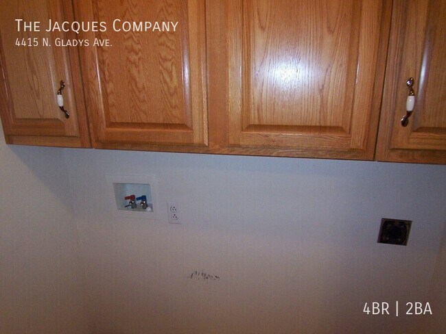 Building Photo - 4415 Gladys Ave