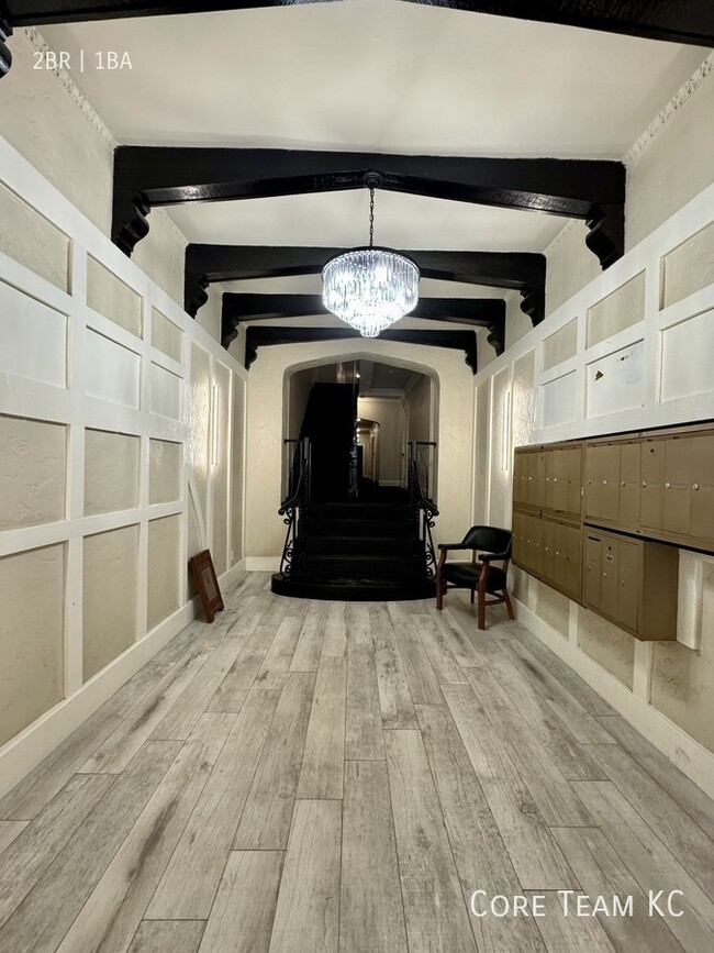 Building Photo - 710 W 48th St