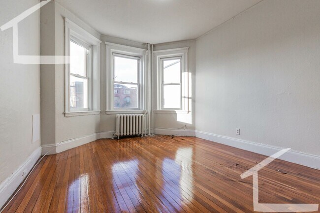 Building Photo - Spacious 1-Bedroom, Bright Unit in Fenway