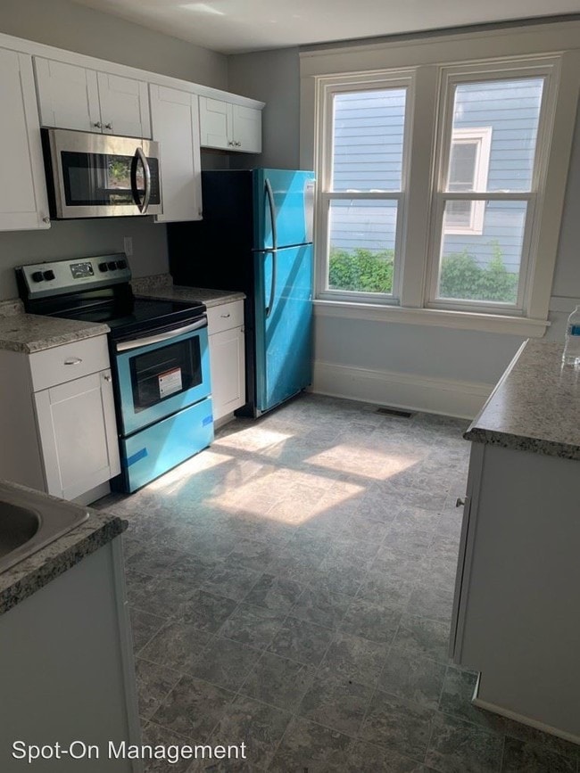 Building Photo - 830 University Ave W