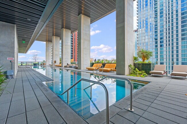 Building Photo - 610 Davis St