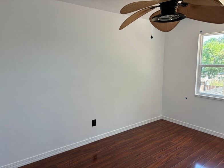 Building Photo - 1600 Fawn Vista Dr N