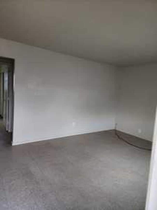 Building Photo - Leon Avenue - Nice Wood Cabinets