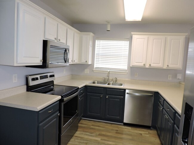 Building Photo - Easy access to Whiting Field & Pensacola!