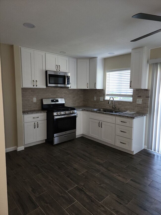 Building Photo - Recently Updated -  2 Bedroom 1 Bathroom O...