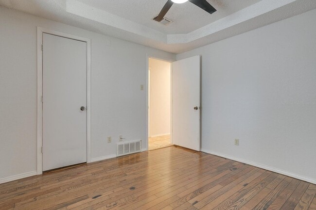 Building Photo - Beautiful 3 Bed, 2 Bath Home in Well Established Holiday West Neighborhood W /Pool and Pool Servi...