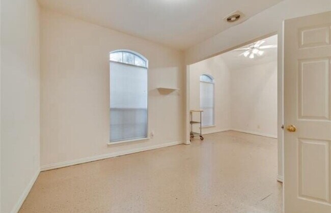 Building Photo - Beautiful 4 Bedrooms, 2.5 baths property i...