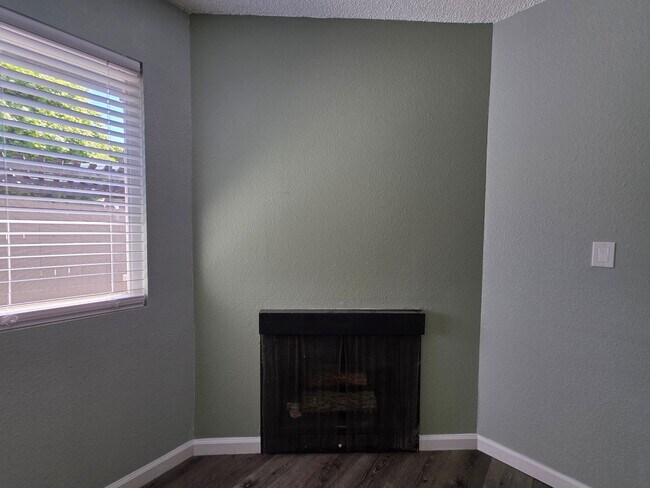 Building Photo - Gareth Ln - Triplex